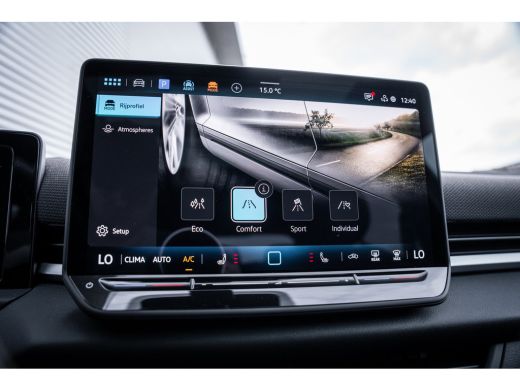 Volkswagen T-Roc 1.5 eTsi R-Line First Edition | Achteruitrijcamera | Elektrisch glazen panorama-dak | Lichtmetale... ActivLease financial lease