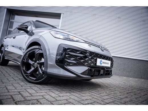 Volkswagen T-Roc 1.5 eTsi R-Line First Edition | Achteruitrijcamera | Elektrisch glazen panorama-dak | Lichtmetale... ActivLease financial lease