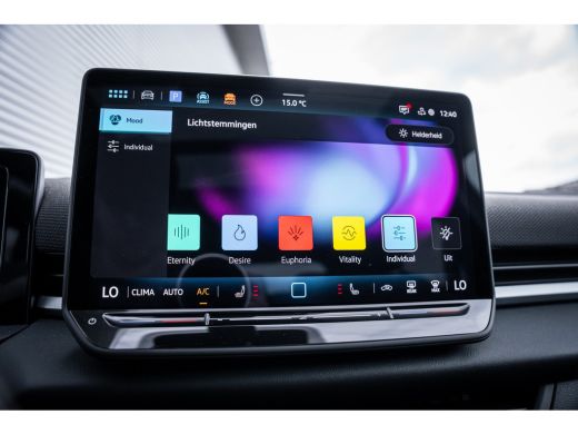 Volkswagen T-Roc 1.5 eTsi R-Line First Edition | Achteruitrijcamera | Elektrisch glazen panorama-dak | Lichtmetale... ActivLease financial lease