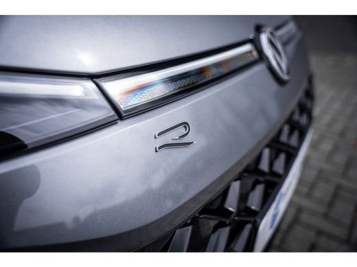 Volkswagen T-Roc 1.5 eTsi R-Line First Edition | Achteruitrijcamera | Elektrisch glazen panorama-dak | Lichtmetale... ActivLease financial lease