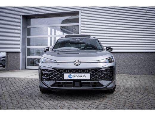 Volkswagen T-Roc 1.5 eTsi R-Line First Edition | Achteruitrijcamera | Elektrisch glazen panorama-dak | Lichtmetale... ActivLease financial lease