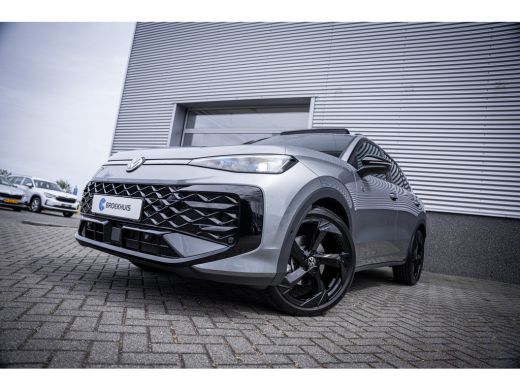 Volkswagen T-Roc 1.5 eTsi R-Line First Edition | Achteruitrijcamera | Elektrisch glazen panorama-dak | Lichtmetale... ActivLease financial lease