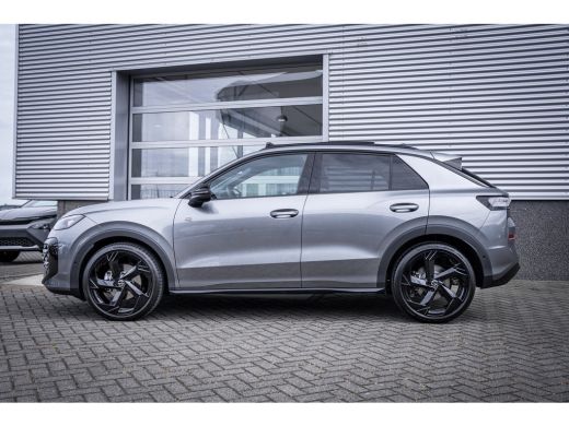 Volkswagen T-Roc 1.5 eTsi R-Line First Edition | Achteruitrijcamera | Elektrisch glazen panorama-dak | Lichtmetale... ActivLease financial lease