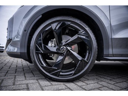 Volkswagen T-Roc 1.5 eTsi R-Line First Edition | Achteruitrijcamera | Elektrisch glazen panorama-dak | Lichtmetale... ActivLease financial lease