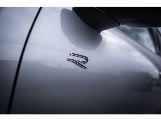 Volkswagen T-Roc 1.5 eTsi R-Line First Edition | Achteruitrijcamera | Elektrisch glazen panorama-dak | Lichtmetale... ActivLease financial lease