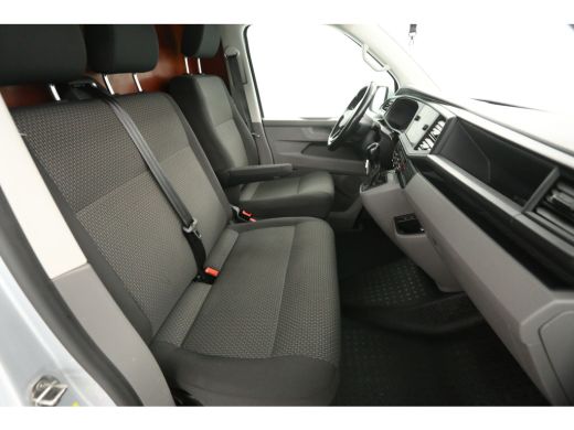 Volkswagen Transporter 2.0 TDI L2H1 150PK | Aut. | Airco | Cruise | Camera | 3 Zits | Trekhaak | Carplay ActivLease financial lease