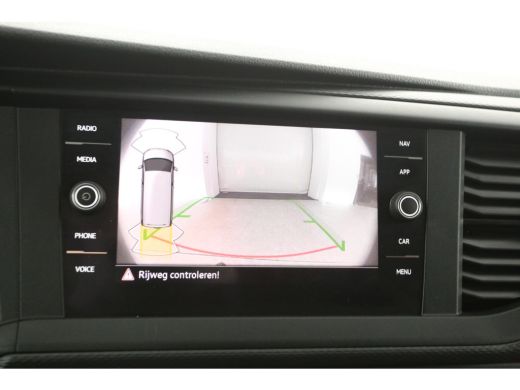 Volkswagen Transporter 2.0 TDI L2H1 150PK | Aut. | Airco | Cruise | Camera | 3 Zits | Trekhaak | Carplay ActivLease financial lease
