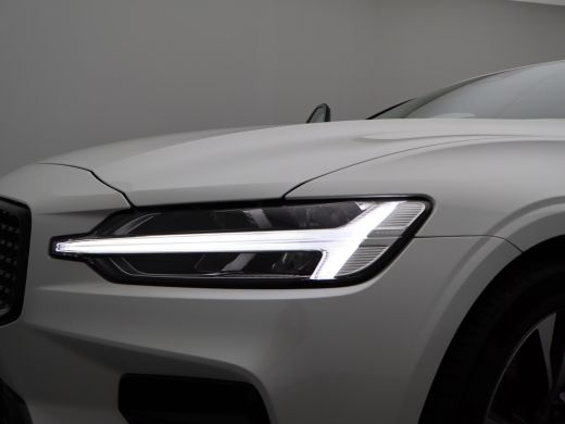 Volvo  V60 2.0 B4 Plus Dark | Achteruitrijcamera | Stoelverwarming | Climate Control | Adaptive Cruise Control ActivLease financial lease