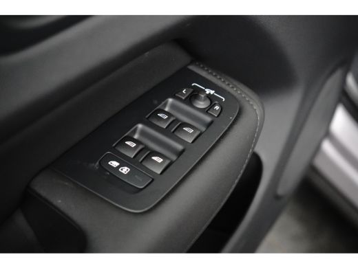 Volvo  XC60 T6 Plus Dark Recharge Plug-In Hybrid AWD | Luchtvering | H&K | HUD | Nappa | Trekhaak | Pano | Ma... ActivLease financial lease