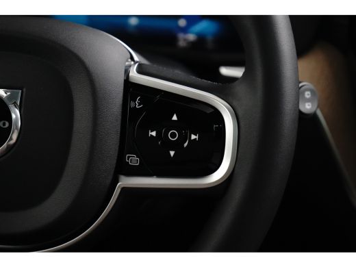 Volvo  XC60 T6 Ultra Dark Recharge Plug-In Hybrid AWD | Bowers & Wilkins | Luchtvering | HUD | Trekhaak | 360... ActivLease financial lease