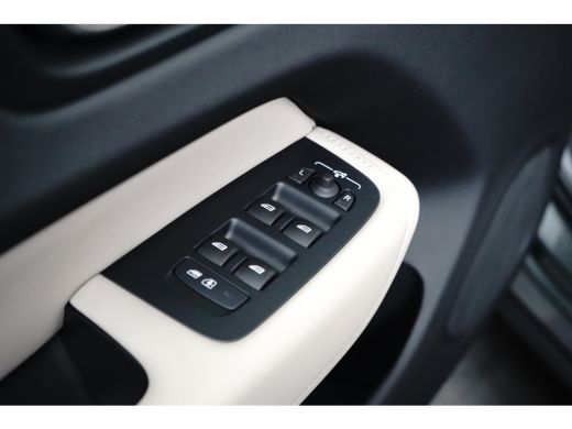 Volvo  XC60 T6 Ultra Dark Recharge Plug-In Hybrid AWD | Bowers & Wilkins | Luchtvering | HUD | Trekhaak | 360... ActivLease financial lease