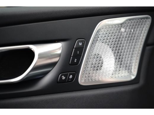 Volvo  XC60 T6 Ultra Dark Recharge Plug-In Hybrid AWD | Bowers & Wilkins | Luchtvering | HUD | Trekhaak | 360... ActivLease financial lease