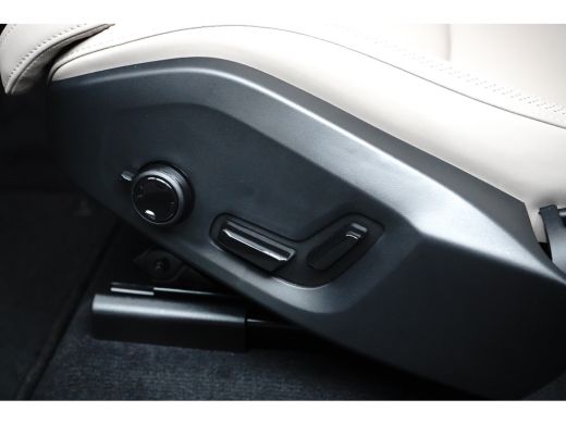 Volvo  XC60 T6 Ultra Dark Recharge Plug-In Hybrid AWD | Bowers & Wilkins | Luchtvering | HUD | Trekhaak | 360... ActivLease financial lease