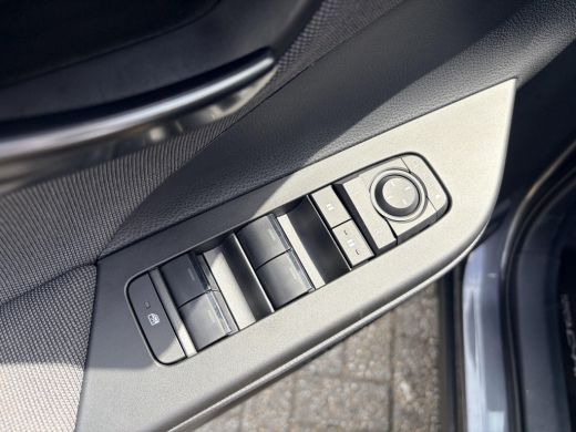 Toyota C-HR 2.0 Plug-in Hybrid 220 Dynamic ActivLease financial lease