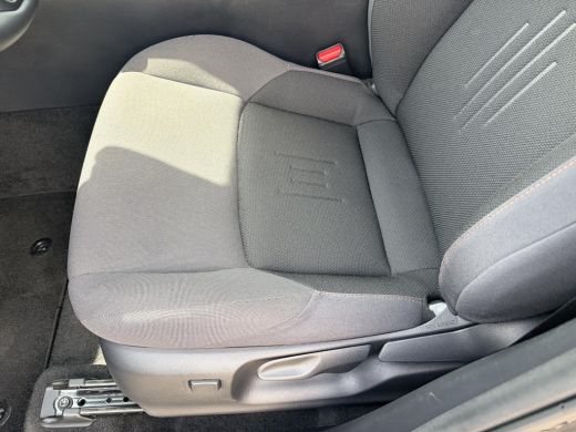 Toyota C-HR 2.0 Plug-in Hybrid 220 Dynamic ActivLease financial lease
