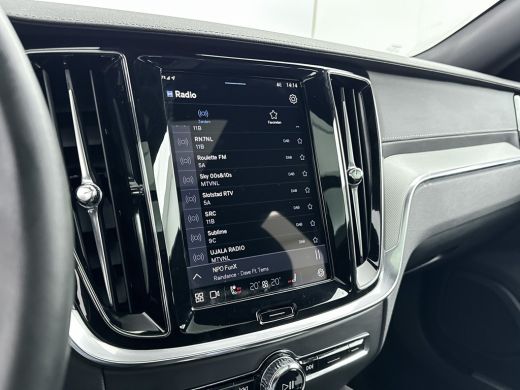 Volvo  V60 T6 Recharge Ultra Dark | 19" | Sportstoelen | Trekhaak | Panoramadak | 360 Camera | Harman Kardon... ActivLease financial lease