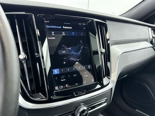 Volvo  V60 T6 Recharge Ultra Dark | 19" | Sportstoelen | Trekhaak | Panoramadak | 360 Camera | Harman Kardon... ActivLease financial lease