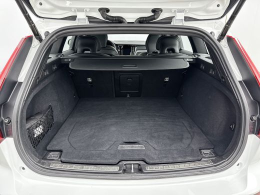 Volvo  V60 T6 Recharge Ultra Dark | 19" | Sportstoelen | Trekhaak | Panoramadak | 360 Camera | Harman Kardon... ActivLease financial lease