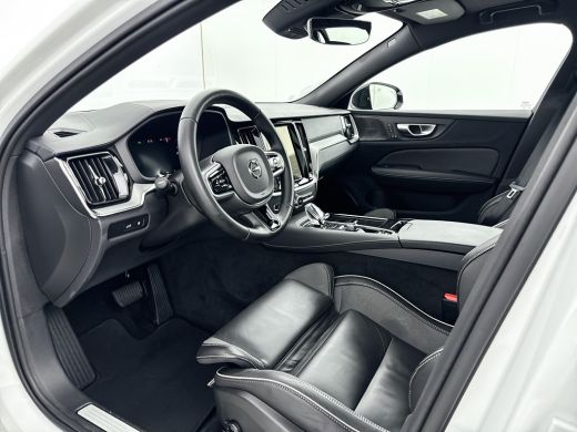 Volvo  V60 T6 Recharge Ultra Dark | 19" | Sportstoelen | Trekhaak | Panoramadak | 360 Camera | Harman Kardon... ActivLease financial lease