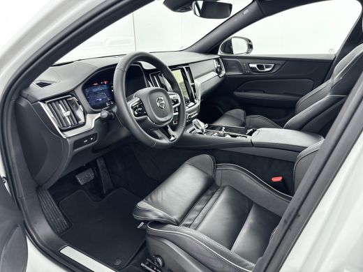 Volvo  V60 T6 Recharge Ultra Dark | 19" | Sportstoelen | Trekhaak | Panoramadak | 360 Camera | Head-up | Har... ActivLease financial lease