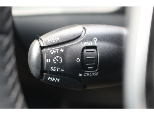 Peugeot e-208 EV Allure Pack 50 kWh 3-Fase | Camera | CarPlay | Climate& Cruise C. | PDC V&A | 16" LMV | 3-Fase... ActivLease financial lease