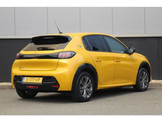 Peugeot e-208 EV Allure Pack 50 kWh 3-Fase | Camera | CarPlay | Climate& Cruise C. | PDC V&A | 16" LMV | 3-Fase... ActivLease financial lease