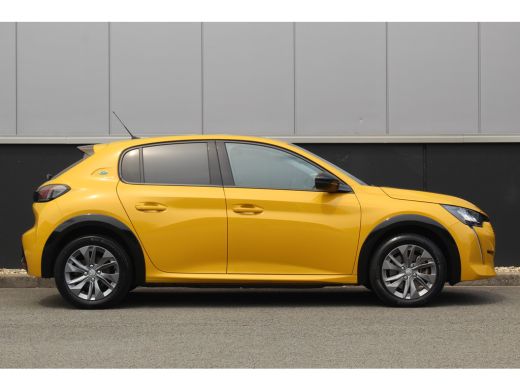 Peugeot e-208 EV Allure Pack 50 kWh 3-Fase | Camera | CarPlay | Climate& Cruise C. | PDC V&A | 16" LMV | 3-Fase... ActivLease financial lease