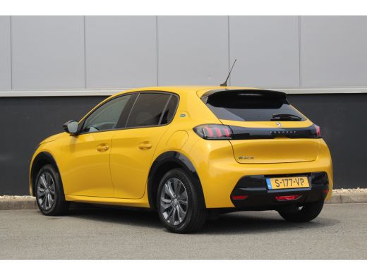 Peugeot e-208 EV Allure Pack 50 kWh 3-Fase | Camera | CarPlay | Climate& Cruise C. | PDC V&A | 16" LMV | 3-Fase... ActivLease financial lease
