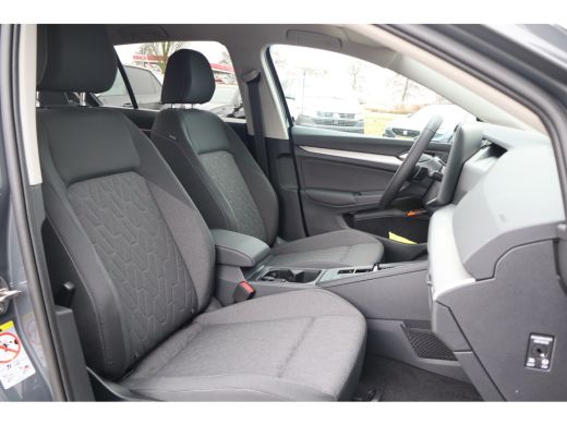 Volkswagen Golf Life Edition eHybrid | 'App-Connect' draadloze smartphone integratie | Achterbank in ongelijke de... ActivLease financial lease
