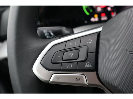 Volkswagen Golf Life Edition eHybrid | 'App-Connect' draadloze smartphone integratie | Achterbank in ongelijke de... ActivLease financial lease