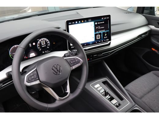 Volkswagen Golf Life Edition eHybrid | 'App-Connect' draadloze smartphone integratie | Achterbank in ongelijke de... ActivLease financial lease