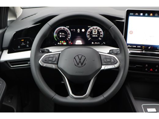 Volkswagen Golf Life Edition eHybrid | 'App-Connect' draadloze smartphone integratie | Achterbank in ongelijke de... ActivLease financial lease