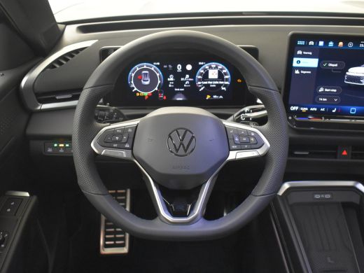 Volkswagen T-Roc R-Line First Edition | 'App-Connect' draadloze smartphone integratie | 30,5 cm display met 2D en ... ActivLease financial lease