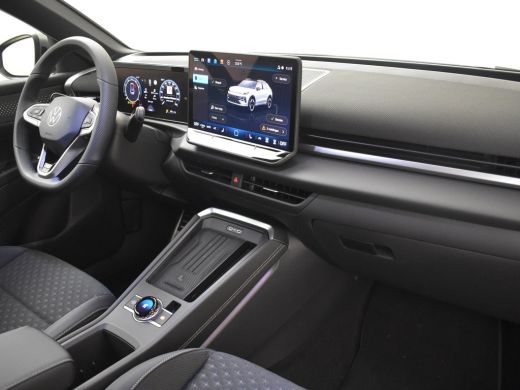 Volkswagen T-Roc R-Line First Edition | 'App-Connect' draadloze smartphone integratie | 30,5 cm display met 2D en ... ActivLease financial lease