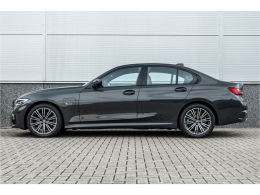 BMW 3 Serie 320e M-Sport Dravitgrau / Schaal stoel / HiFi / Camera / ActivLease financial lease