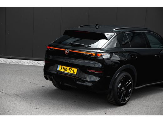 Volkswagen T-Roc 1.5 eTsi 150pk R-Line First Edition | 360 Camera | Adaptive Cruise | Stuur & Stoelverwarming | He... ActivLease financial lease