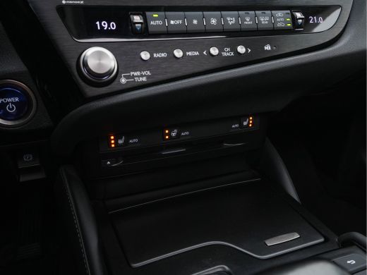 Lexus ES 300h Business Line (INCL-BTW) Aut. *PANO | LEATHER | FULL-LED | ADAPTIVE-CRUISE | BLINDSPOT | KEY... ActivLease financial lease