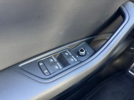 Audi A4 Avant 35 150pk TFSI S edition Parkeerhulp plus | Stoelverwarming voorin | MMI navigatie plus MMI ... ActivLease financial lease