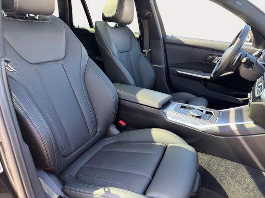 BMW 3 Serie Touring 330e M-Sport Volleder | SoH 94% | 360 camera | Panoramadak | Cruise control adaptief | Ve... ActivLease financial lease