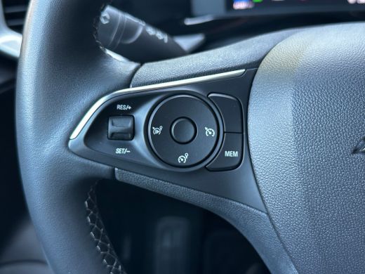 Opel Mokka-e Level 3 50 kWh | SOH 100%| 3-FASE| CAMERA + PARKEERSENSOREN| APPLE CARPLAY/ANDROID AUTO| KEYLESS ... ActivLease financial lease