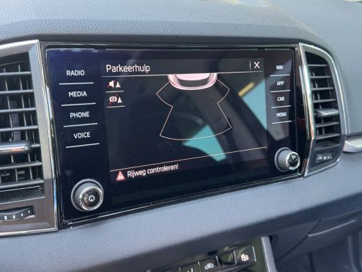 Skoda Karoq 1.5 150pk TSI ACT Business Edition Panoramisch glazenschuif-/kanteldak | Parkeersensoren achter |... ActivLease financial lease