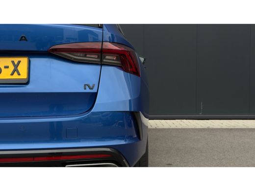 Skoda Octavia Combi 1.4 TSI iV 245pk RS | Head-Up | Stoelverwarming | Parkeerhulp V+A | Keyless | 18" ActivLease financial lease