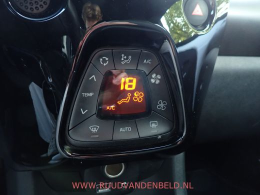Toyota Aygo 1.0 VVT-i X-CITE TWO-TONE / CRUISE / CARPLAY / CAMERA / AIRCO / ActivLease financial lease
