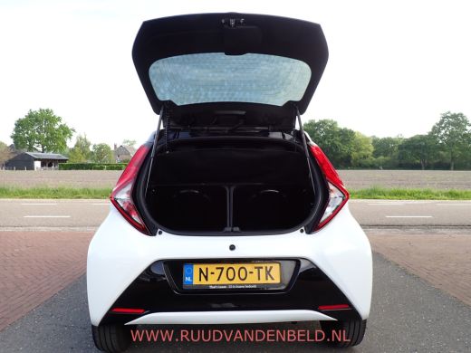 Toyota Aygo 1.0 VVT-i X-CITE TWO-TONE / CRUISE / CARPLAY / CAMERA / AIRCO / ActivLease financial lease