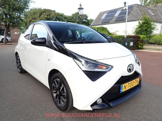 Toyota Aygo 1.0 VVT-i X-CITE TWO-TONE / CRUISE / CARPLAY / CAMERA / AIRCO / ActivLease financial lease
