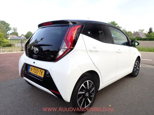 Toyota Aygo 1.0 VVT-i X-CITE TWO-TONE / CRUISE / CARPLAY / CAMERA / AIRCO / ActivLease financial lease