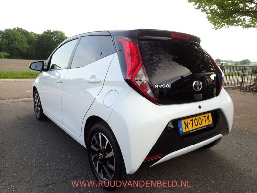 Toyota Aygo 1.0 VVT-i X-CITE TWO-TONE / CRUISE / CARPLAY / CAMERA / AIRCO / ActivLease financial lease