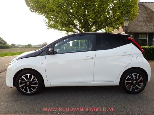 Toyota Aygo 1.0 VVT-i X-CITE TWO-TONE / CRUISE / CARPLAY / CAMERA / AIRCO / ActivLease financial lease
