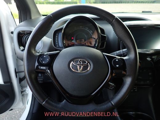 Toyota Aygo 1.0 VVT-i X-CITE TWO-TONE / CRUISE / CARPLAY / CAMERA / AIRCO / ActivLease financial lease