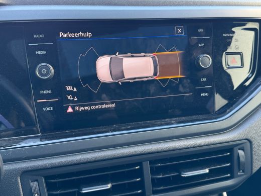Volkswagen Polo 1.0 95pk TSI R-Line Business Navigatie 'Discover Media' | Parkeersensoren v&oacute;&oacute;r en achter | 'App-C... ActivLease financial lease